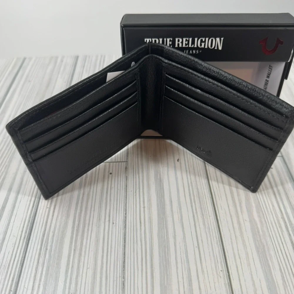 True Religion Mens Black Genuine Leather Sonny Bifold Wallet‎ Metal Logo Plate